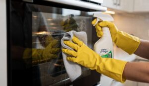 Ofenscheibe reinigen: Wasser und dieses Hausmittel reichen aus