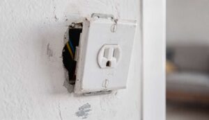 Lose Steckdose in der Wand: Wann Sie selbst handeln dürfen – und wann der Elektriker muss