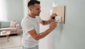 Wand streichen ohne Abkleben: Der Kartontrick, den Maler seit Jahren nutzen